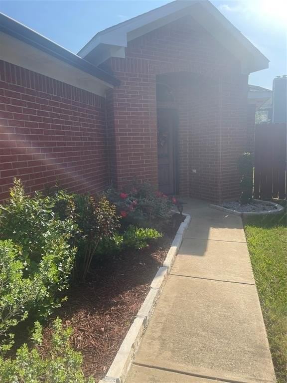 1825 Kingsbrook Trl - Photo 2 of 27