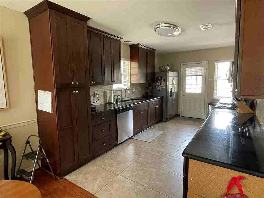 3719 Seguin Dr - Photo 7 of 25