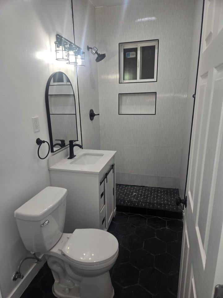 1322 N E St #1322-1 - Photo 6 of 10