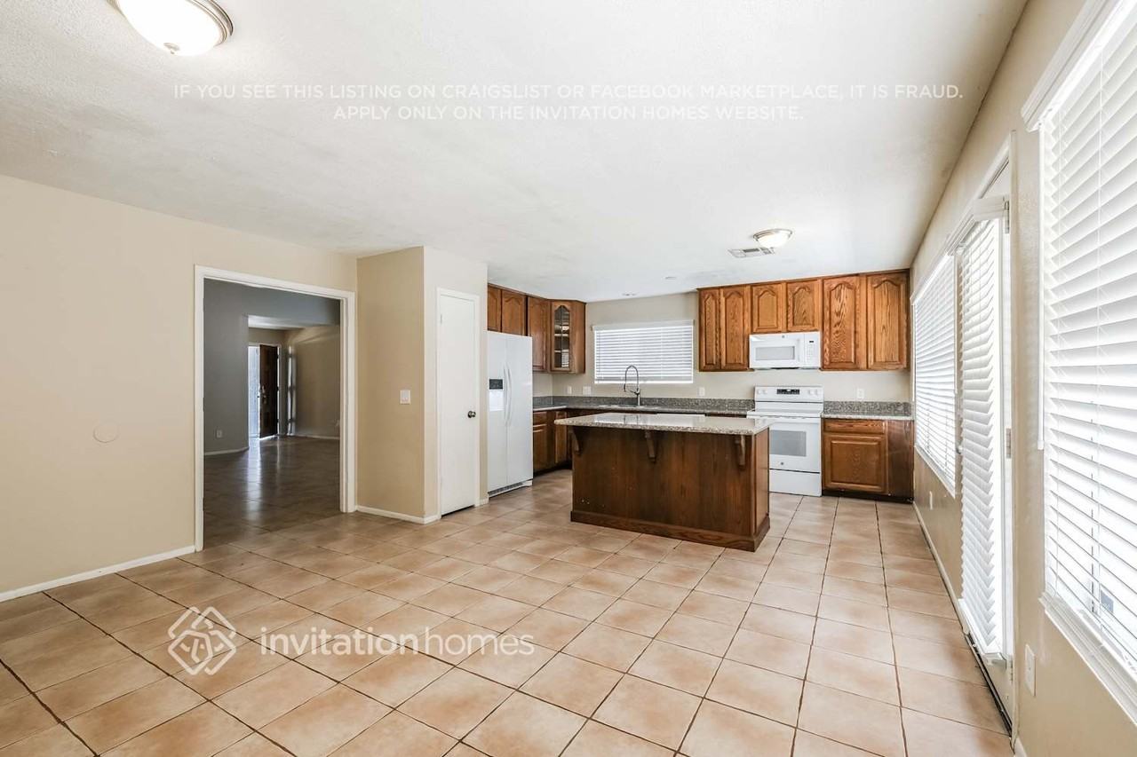 7441 W Krall St - Photo 7 of 17