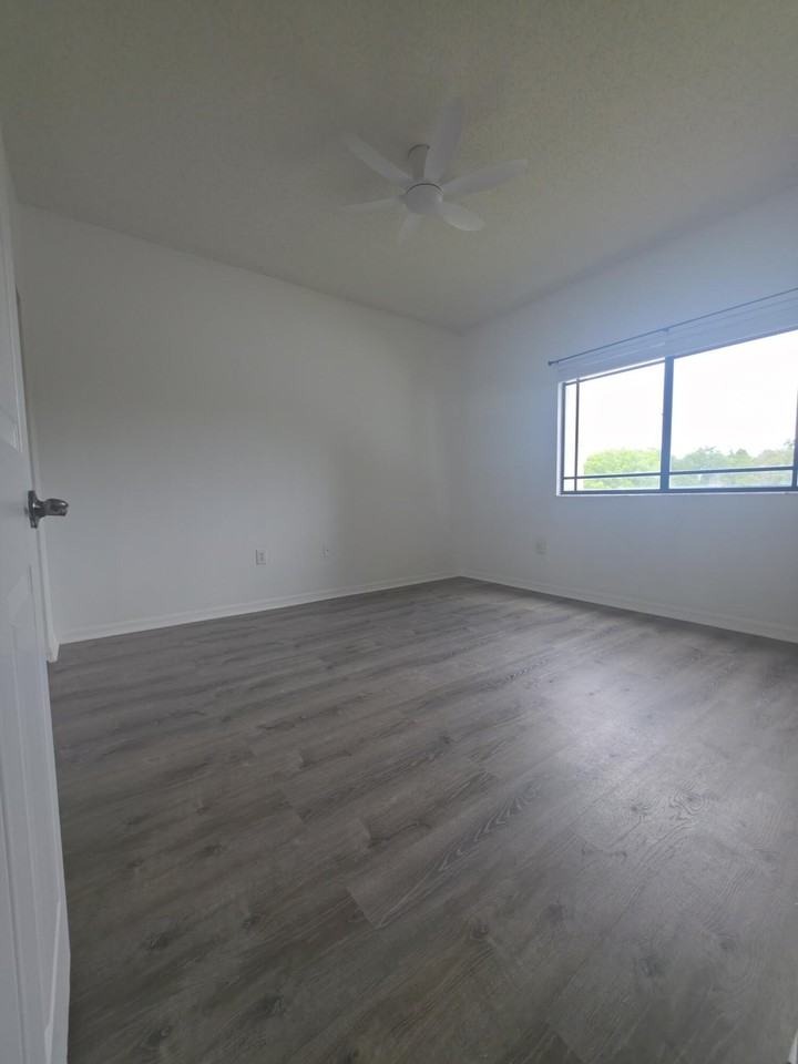 2805 Veronia Dr #204 - Photo 3 of 32