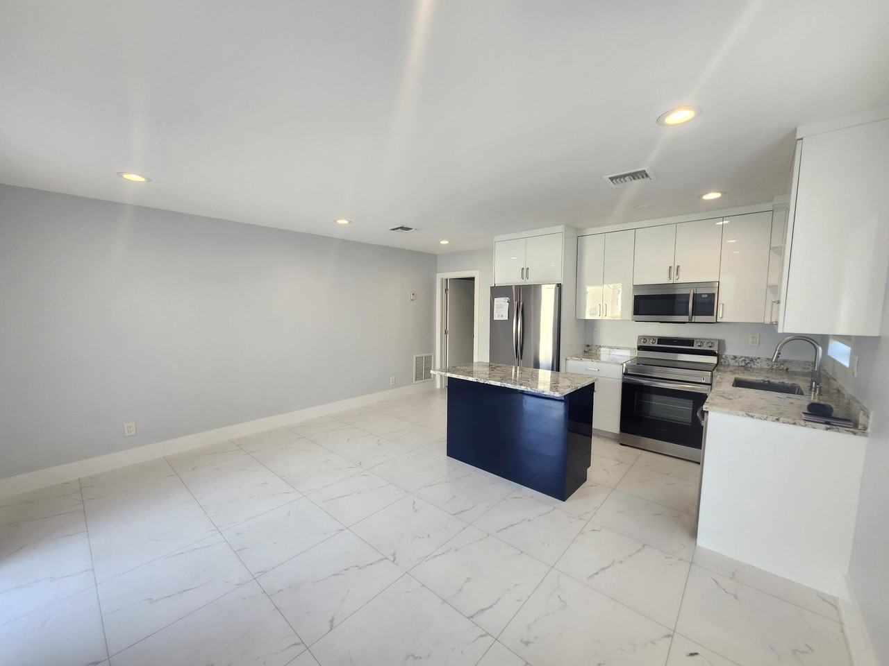 511 N 60th Way - Photo 6 of 14