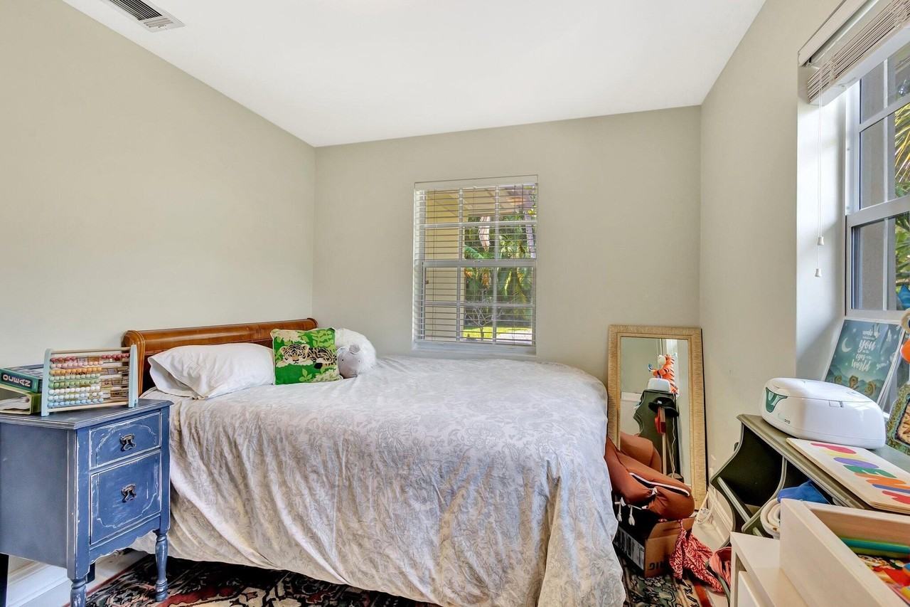 227 Ne 12th St #2 - Photo 6 of 24