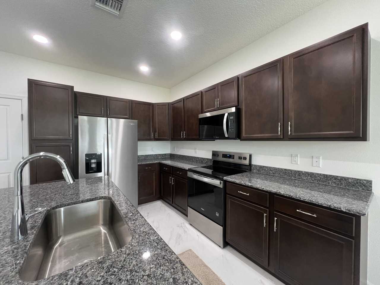 4910 N Longwood Lake Sq - Photo 2 of 24