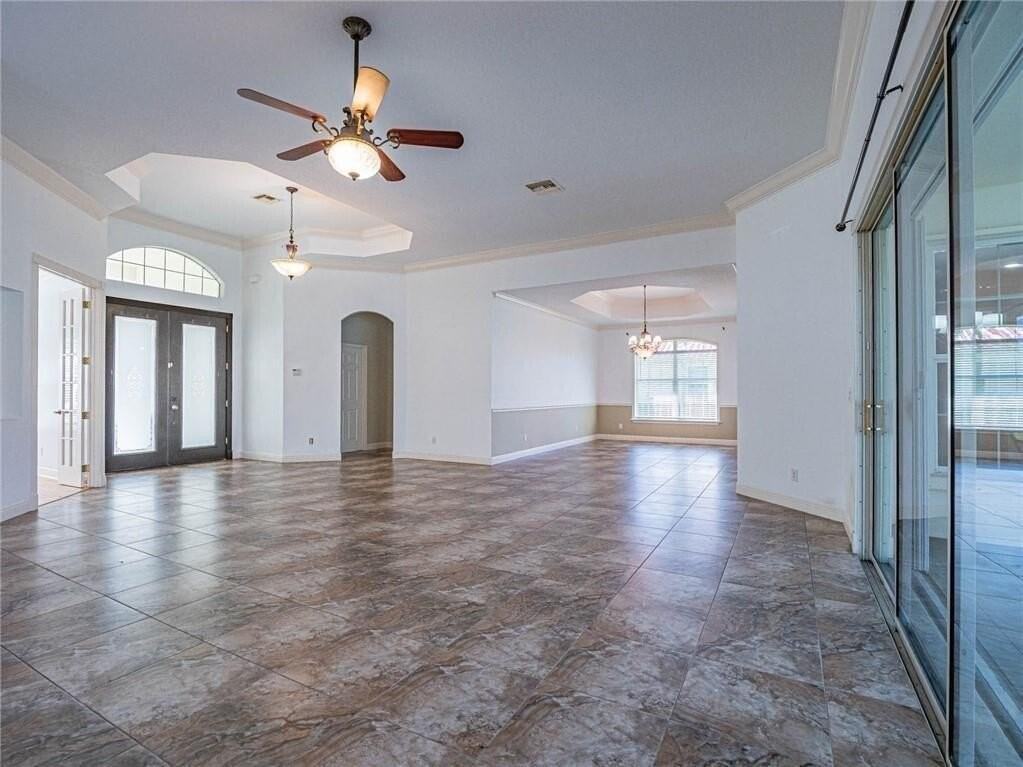 5836 Pine Ridge Cir - Photo 4 of 36