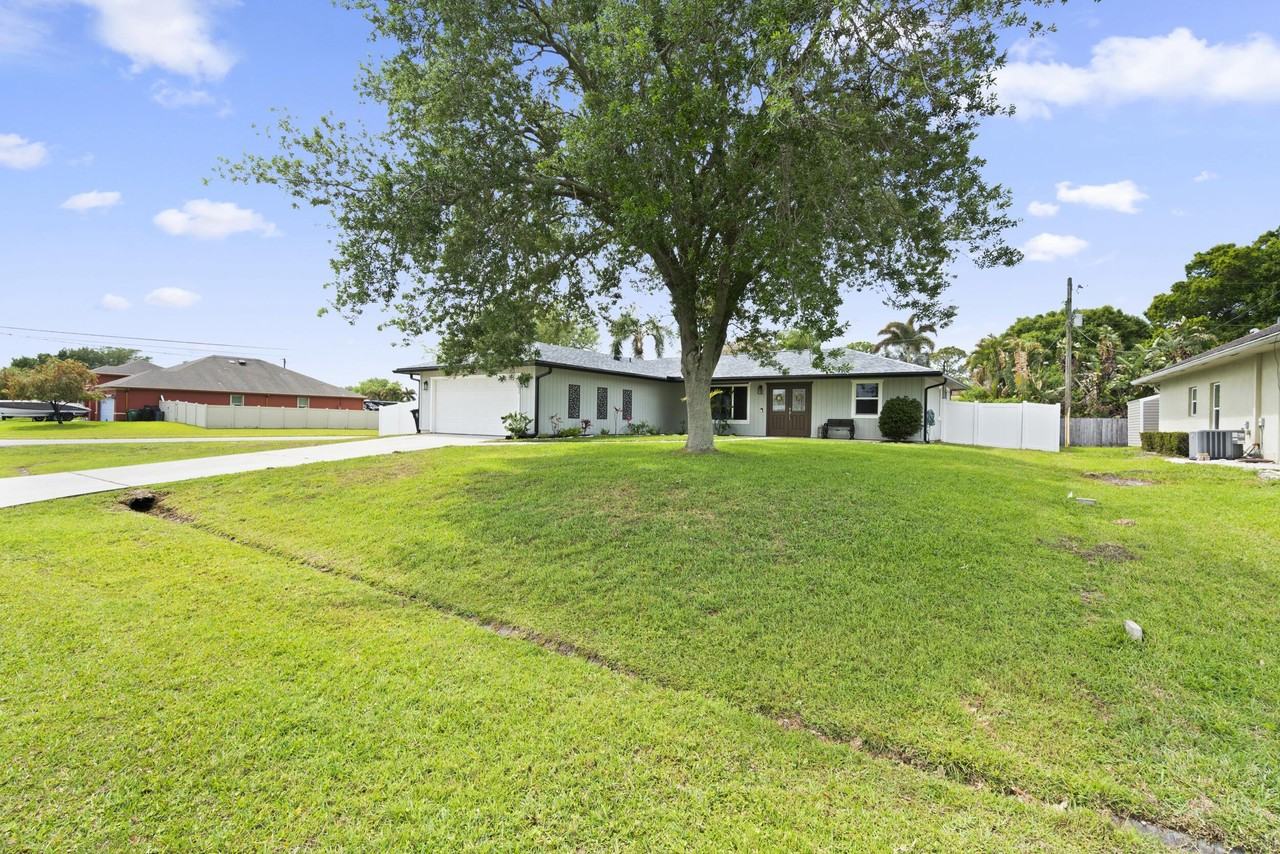 3238 Sw Constellation Rd - Photo 5 of 50