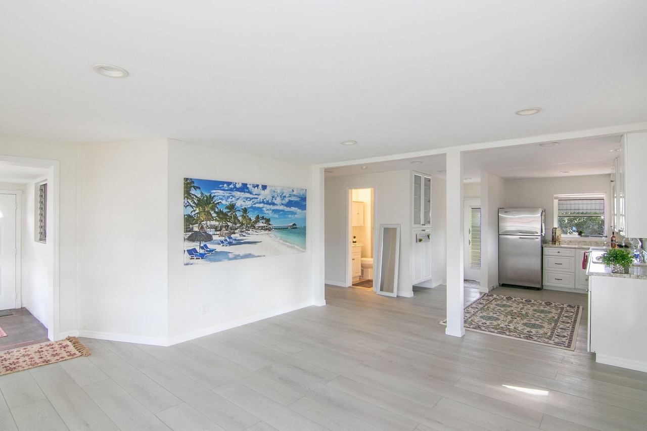 422 N Broadway - Photo 3 of 16