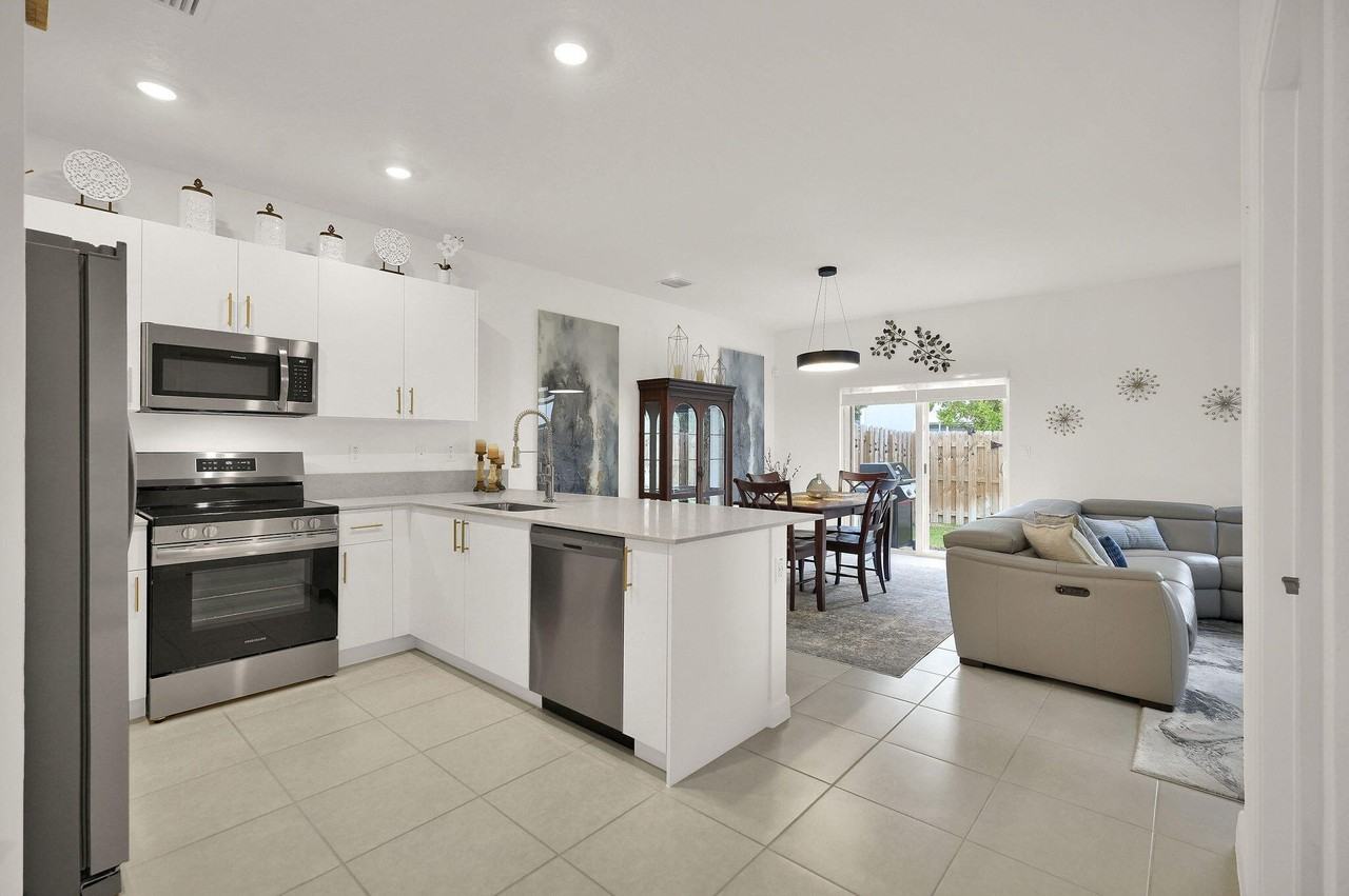 11881 Nw 46th St - Photo 6 of 47