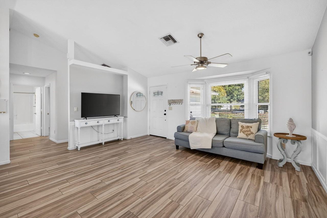 341 11th Ave - Photo 4 of 33