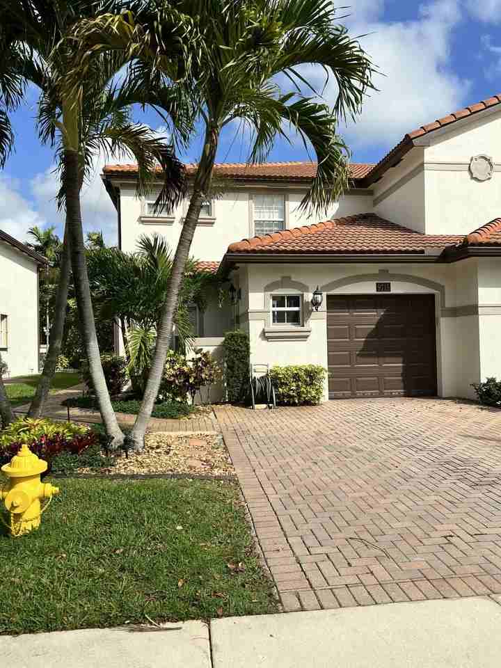 9715 Darlington Pl Unit 9715 - Photo 2 of 8