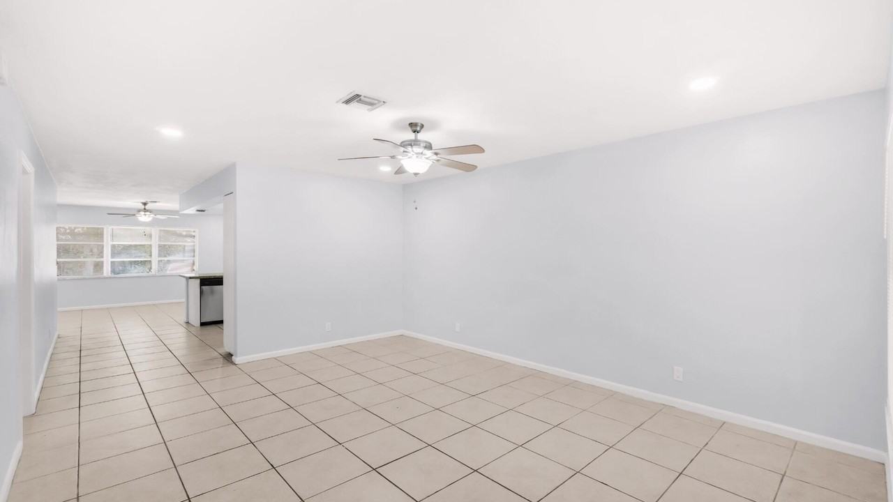 7106 Nw 80th Ave - Photo 4 of 17