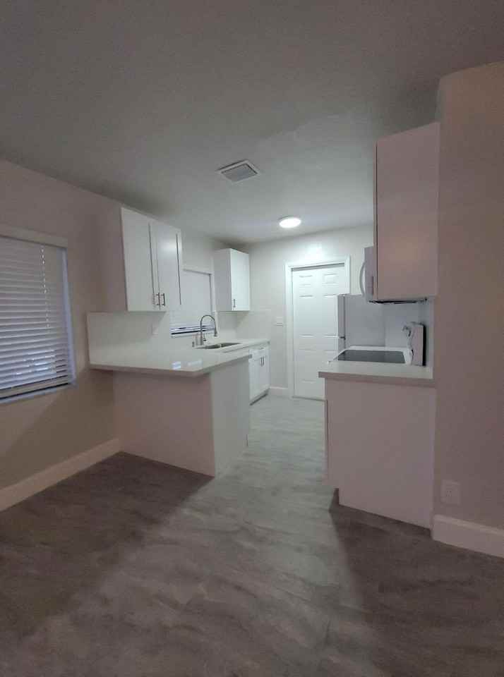 1320 Sw 34th Ave Unit 1 - Photo 3 of 6