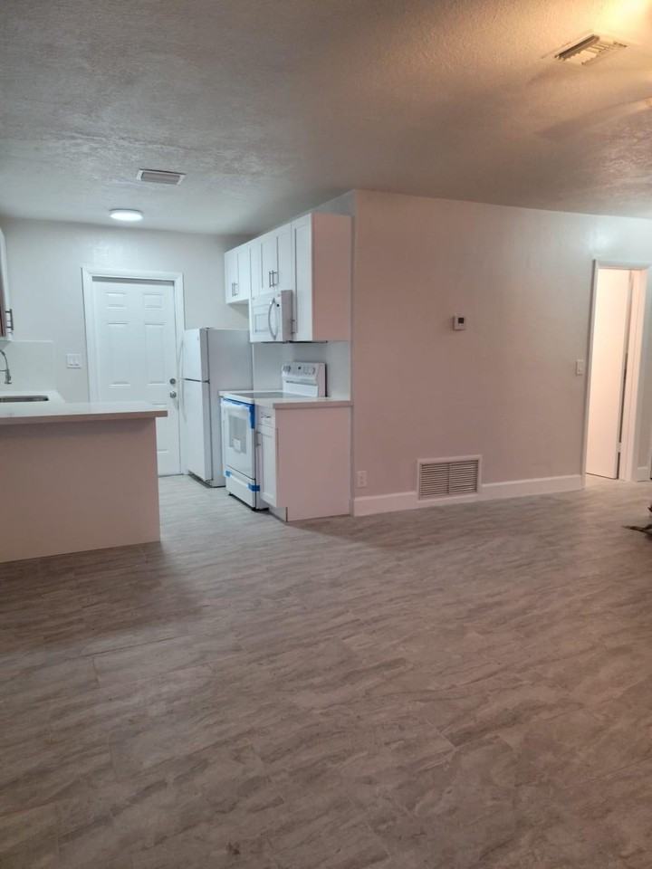 1320 Sw 34th Ave Unit 1 - Photo 4 of 6