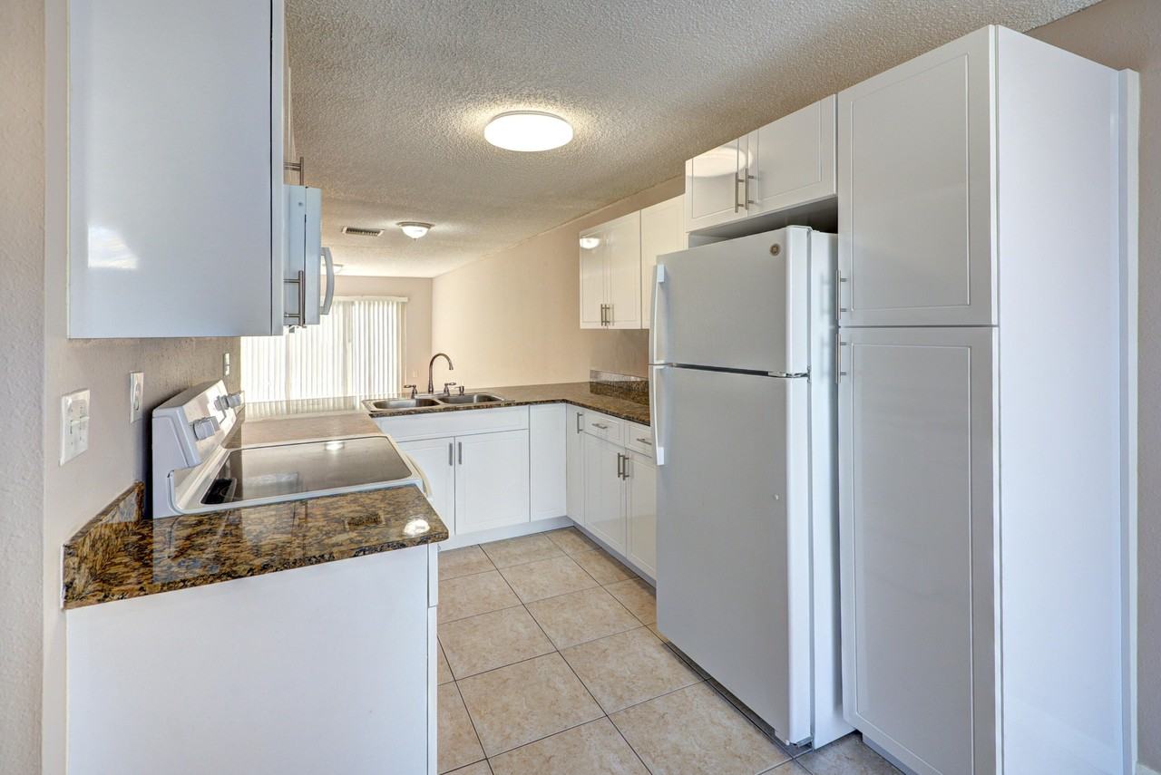 858 Crystal Lake Dr - Photo 3 of 21