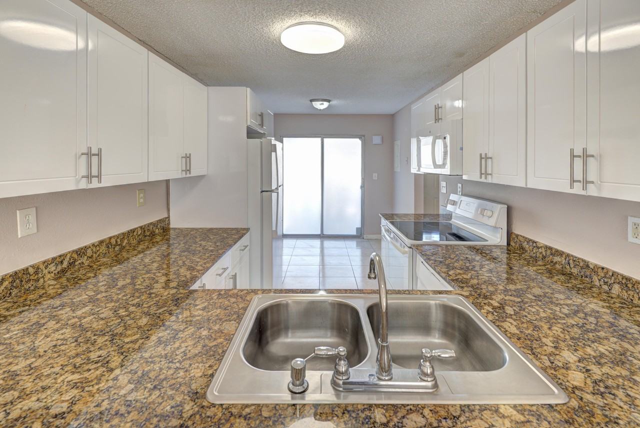 858 Crystal Lake Dr - Photo 6 of 21