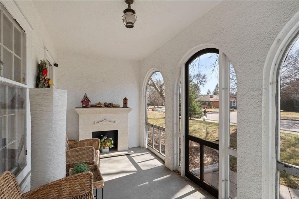 2721 29th Ave Ne - Photo 2 of 40