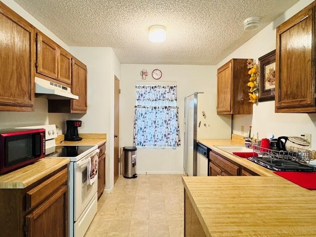 1126 Cyndi Ln - Photo 4 of 11