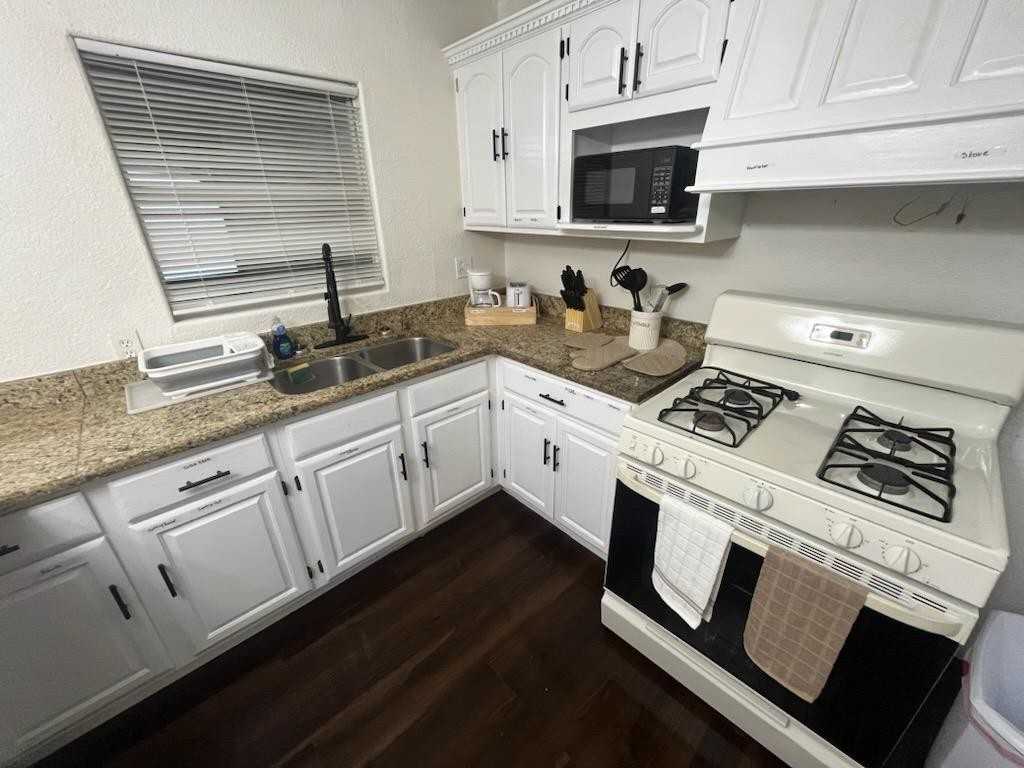 Castle Rose - Photo 4 of 9