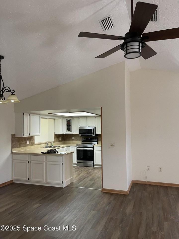 363 Emerson Dr Nw - Photo 5 of 17