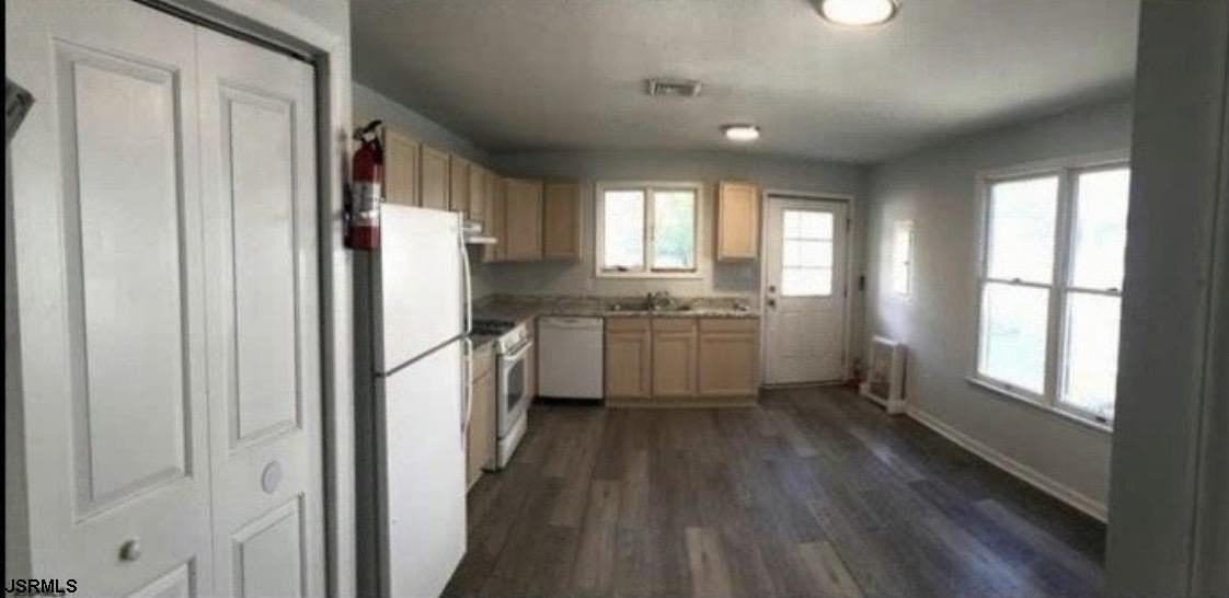 325 N Ohio Ave - Photo 4 of 7