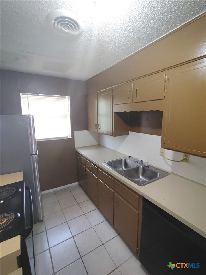 1015 Hall Ave #33 - Photo 3 of 11