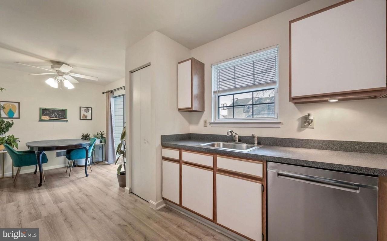 114 Thames Dr - Photo 6 of 17