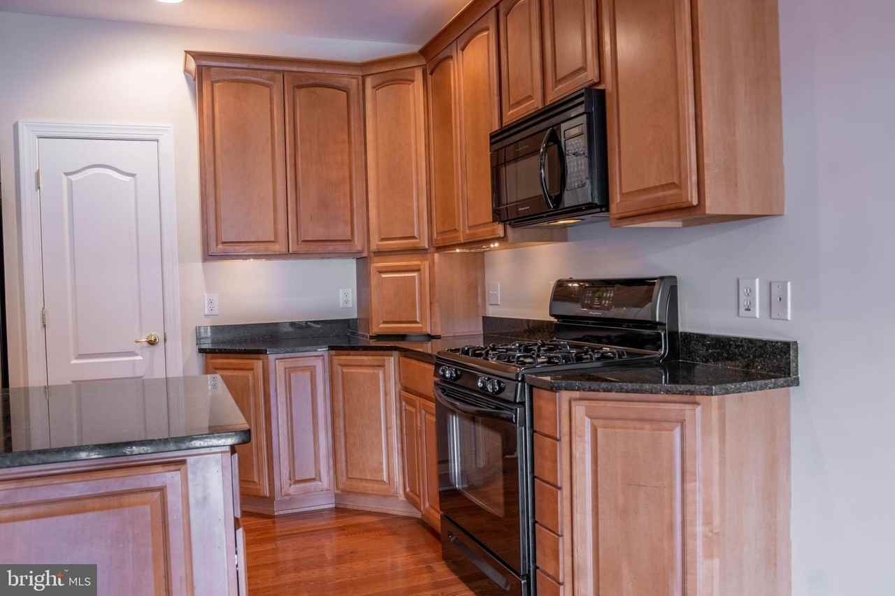 204-A Seneca Way Unit 12 - Photo 3 of 32