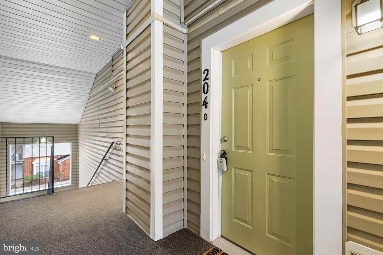 204D Fallsgrove Blvd Unit 20 - Photo 3 of 34