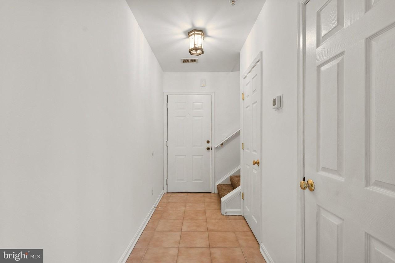 204D Fallsgrove Blvd Unit 20 - Photo 4 of 34