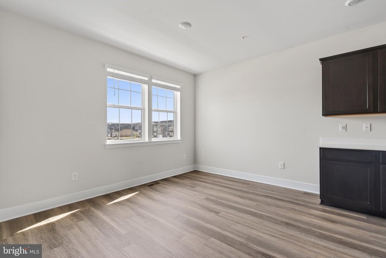 5225 Manor Park Way - Photo 6 of 36