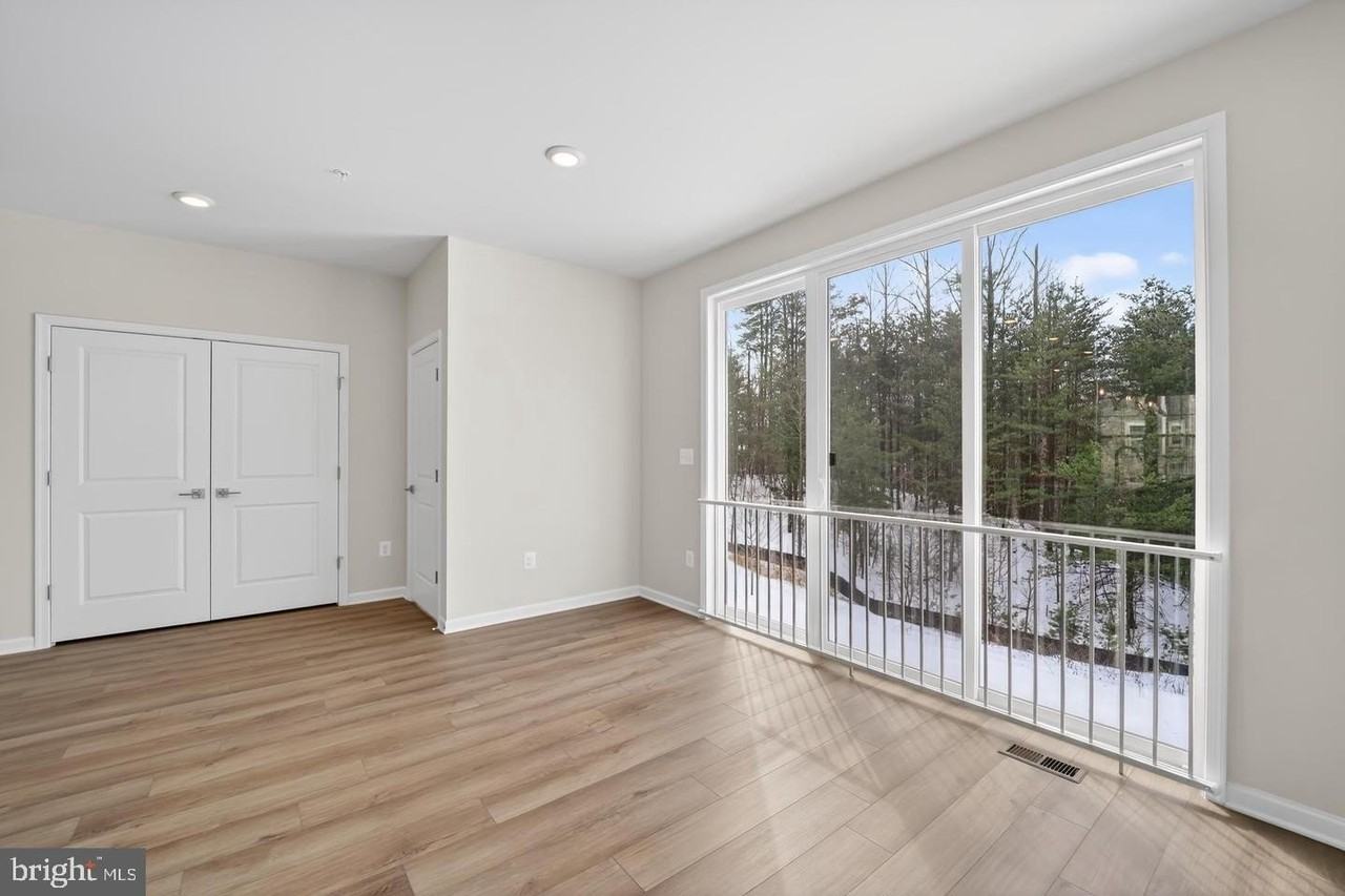 2914 Lewis And Clark Ave - Photo 4 of 17