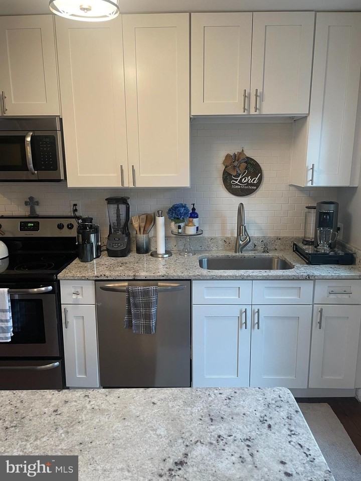 703 Chetworth Pl - Photo 7 of 31