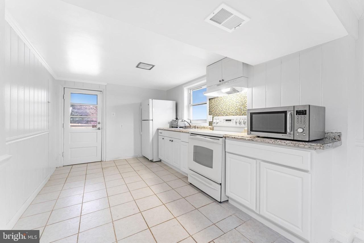 3233 Apex Cir Unit B - Photo 3 of 24