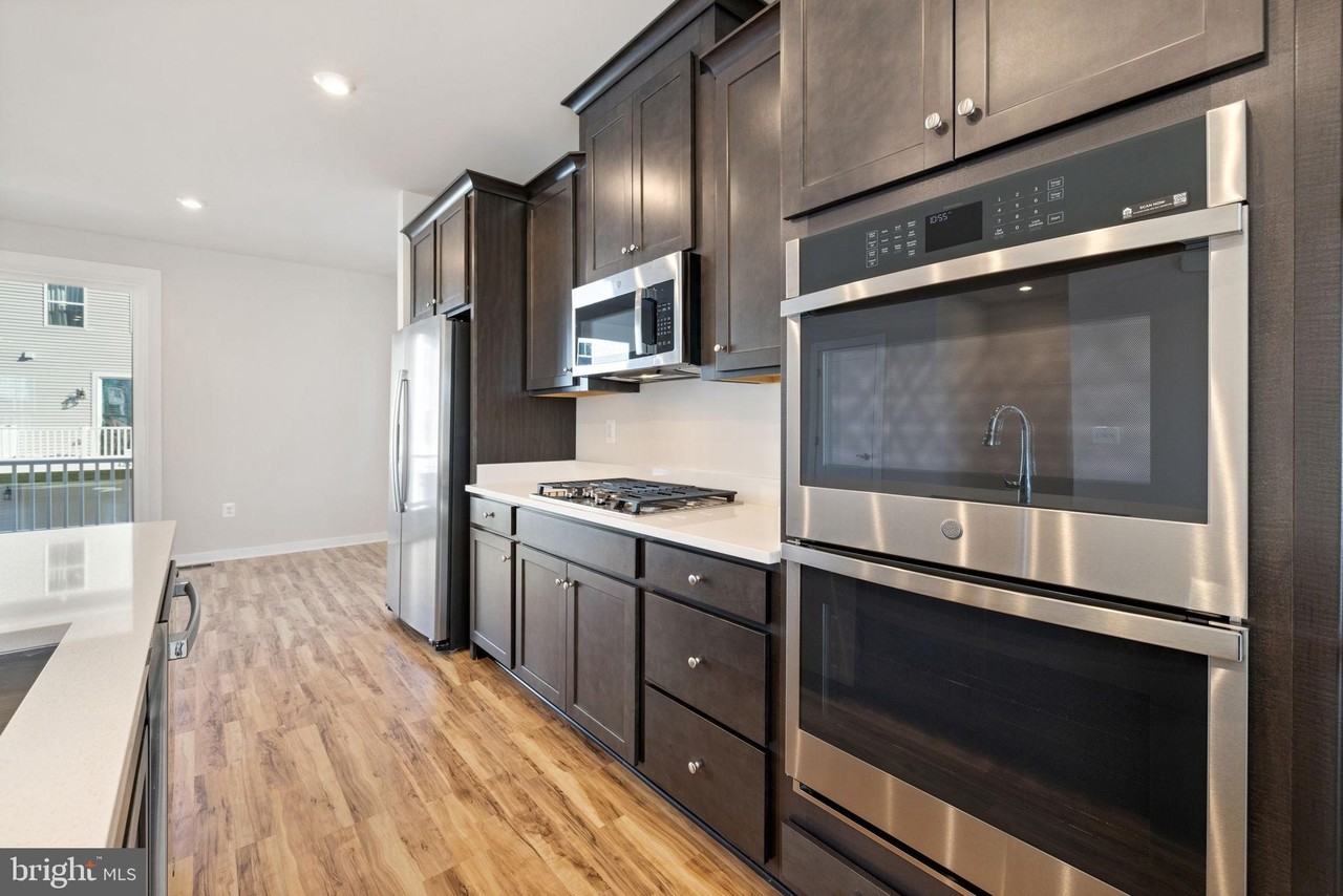 42580 Pitlochry Ter - Photo 2 of 40