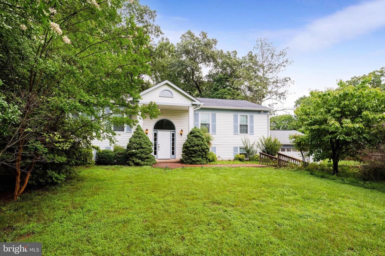 11821 Sinclair Ln - Photo 2 of 50