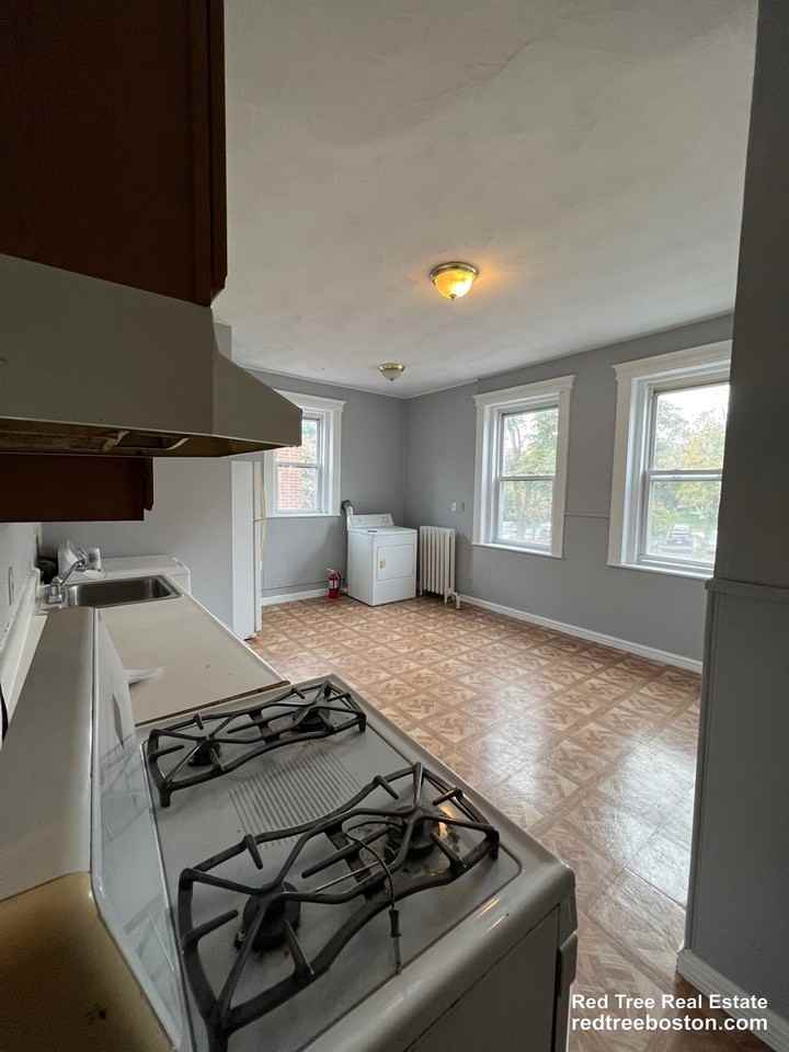 137 Chiswick Rd #6 - Photo 2 of 10