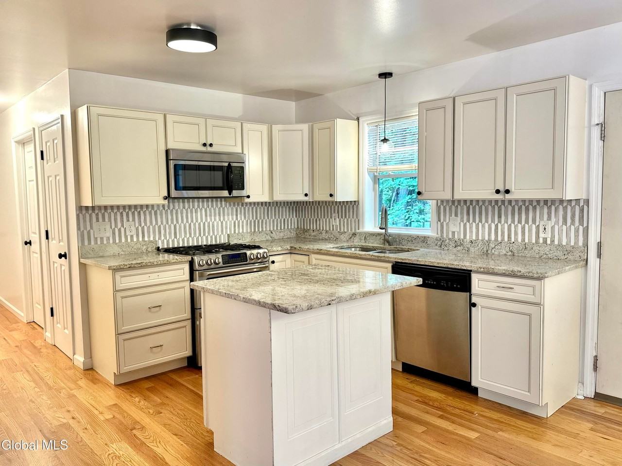 21 S Loughberry Rd - Photo 5 of 28