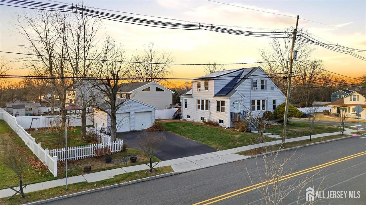 58 Brotherhood St - Photo 2 of 28