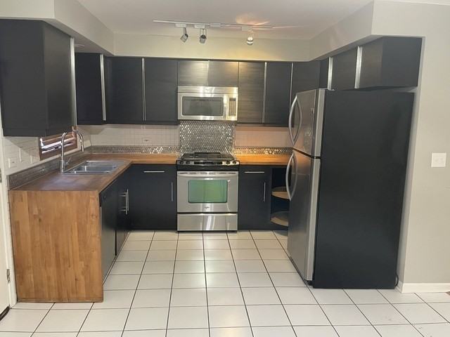 309 Elgin Ave Apt D - Photo 3 of 10