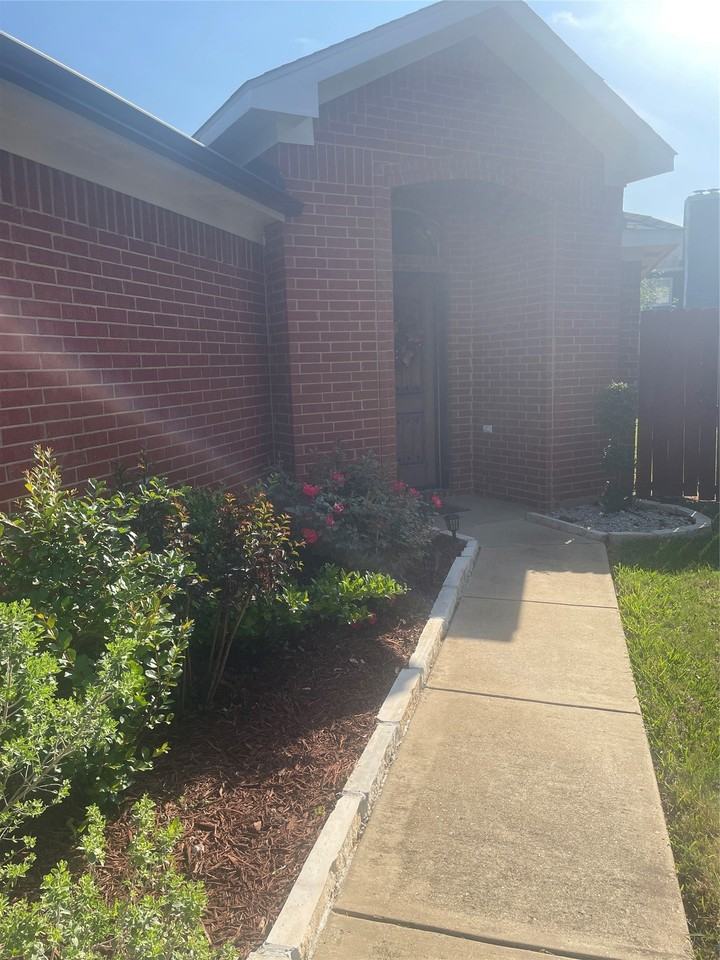 1825 Kingsbrook Trl - Photo 2 of 28