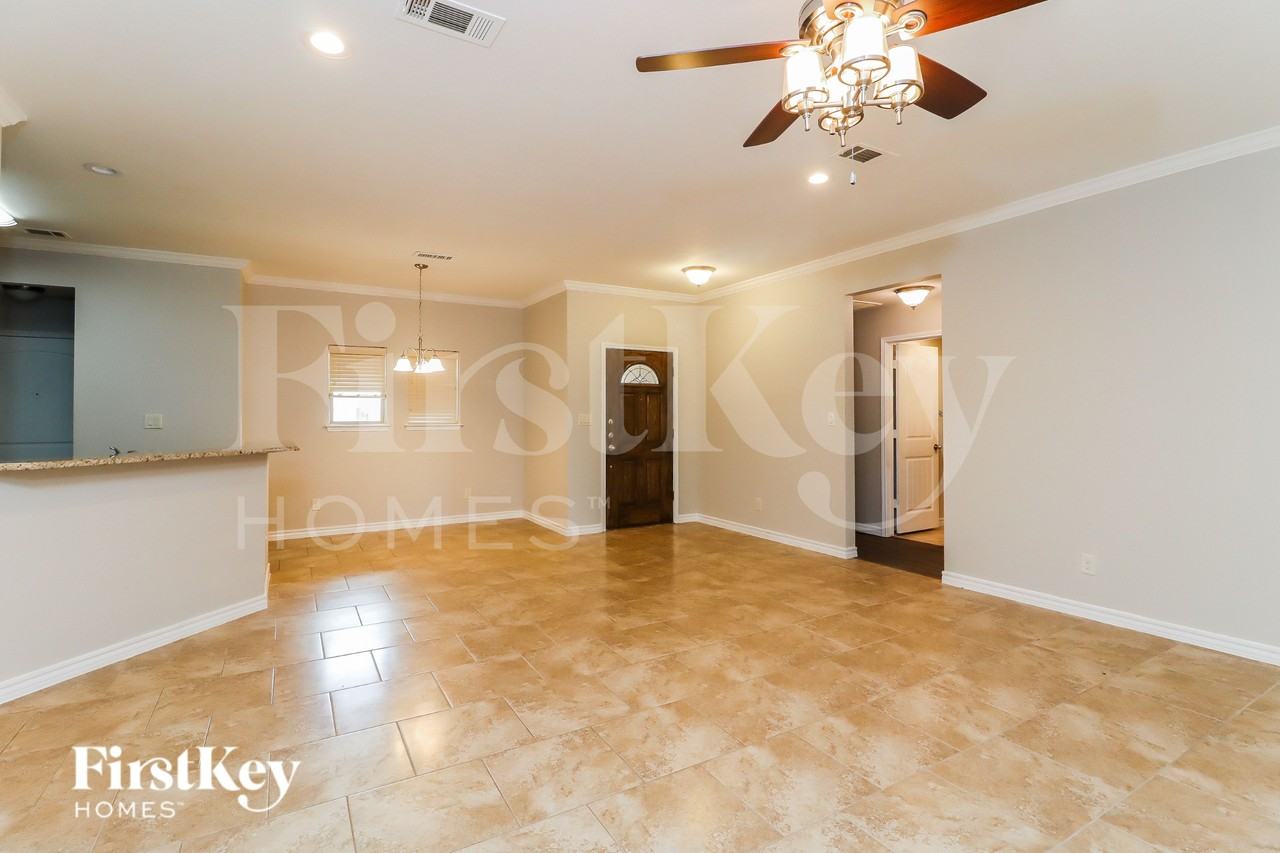 2010 Lindentree Dr - Photo 2 of 15