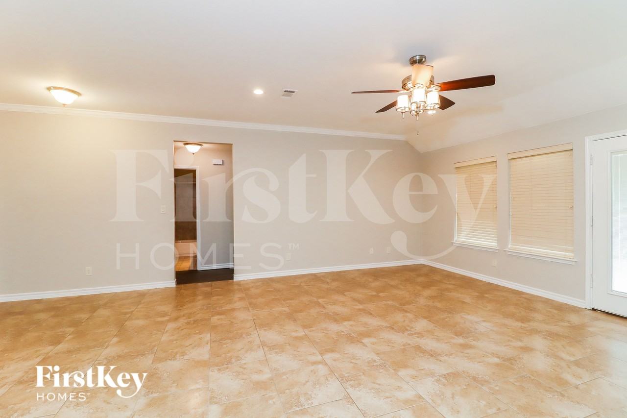 2010 Lindentree Dr - Photo 5 of 15