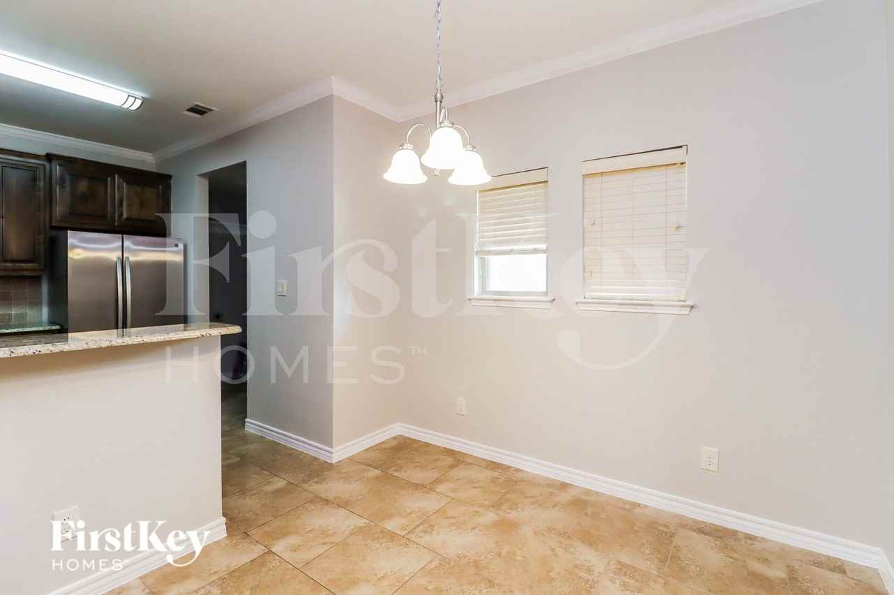 2010 Lindentree Dr - Photo 6 of 15