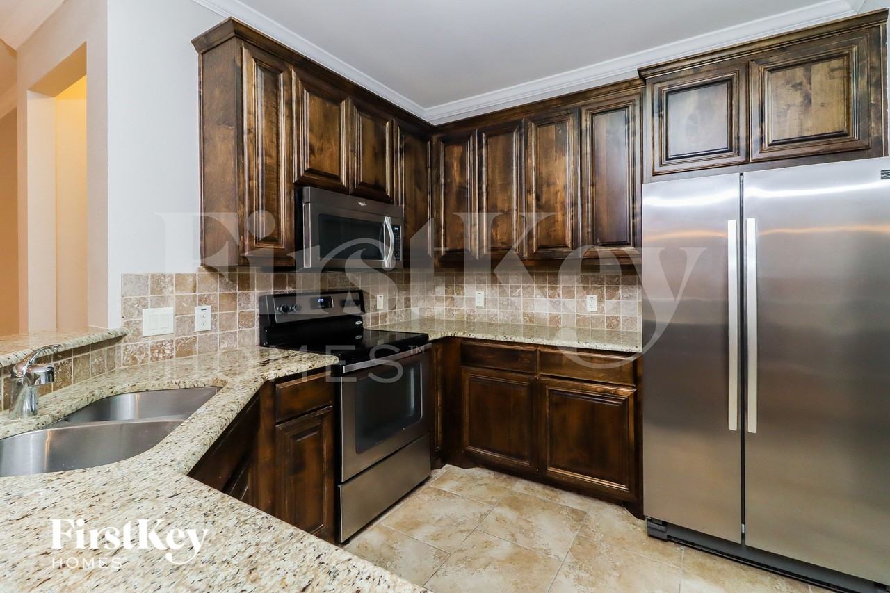 2010 Lindentree Dr - Photo 7 of 15