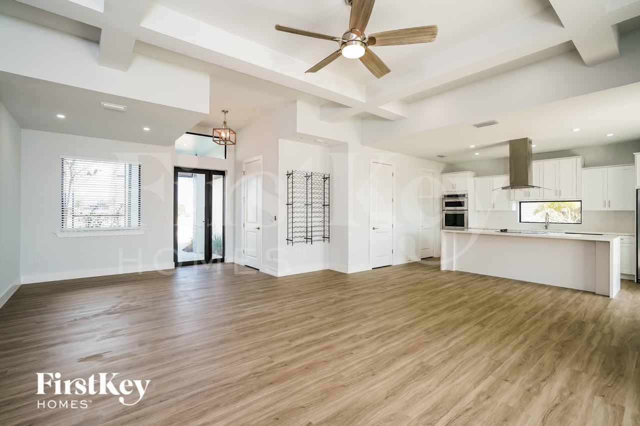 1131 Ne 2nd Pl - Photo 3 of 15