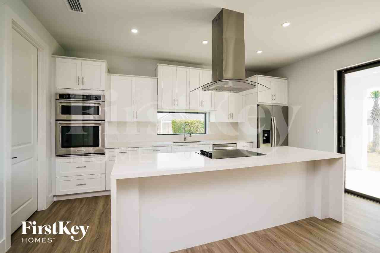 1131 Ne 2nd Pl - Photo 4 of 15