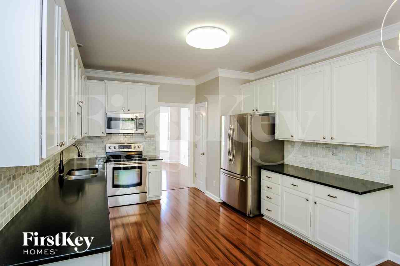 625 Moultonboro Ave - Photo 5 of 15