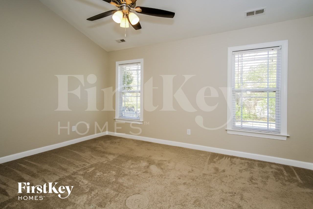 625 Moultonboro Ave - Photo 7 of 15