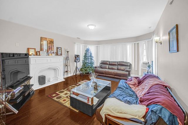 7828 S Winchester Ave Apt 2 - Photo 3 of 14