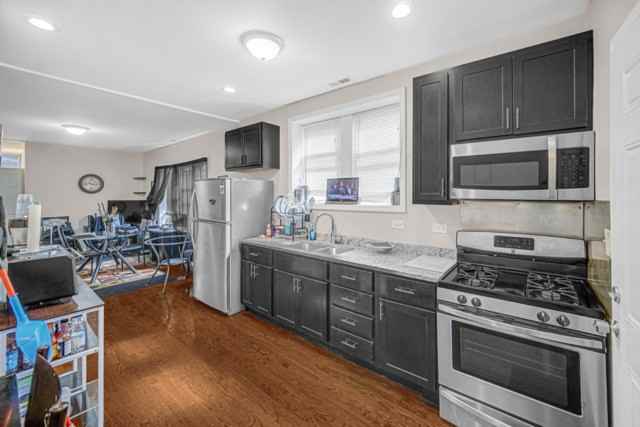 7828 S Winchester Ave Apt 2 - Photo 4 of 14